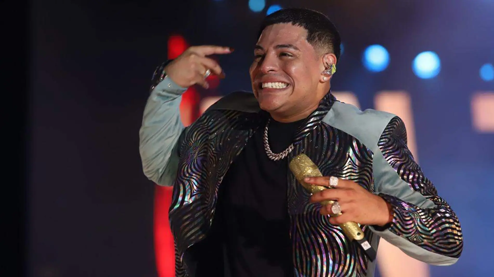 Una pareja durante una presentación de Grupo Firme, pese al ruido de las trompetas, trombones y tambora fueron grabados en los brazos de Morfeo